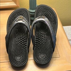 Kenkoh multi metallic sandals flip flops NIB